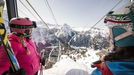 Meteo, Moena, Soraga, Latemar: tutto nella nostra gallery Persone in cabinovia con vista sulle montagne innevate