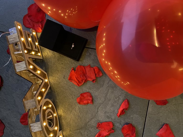 Sulla pista ciclabile, da Moena alla vostra oasi romantica Palloncini rossi, petali di rosa e una scatola con anello di fidanzamento