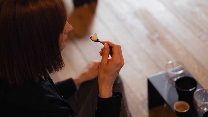 Val di Fassa: wandern, biken, erleben Frau mit braunen Haaren hält einen Löffel mit Essen vor dem Gesicht