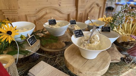 Meteo, Moena, Soraga, Latemar: tutto nella nostra gallery Varie creme di burro aromatizzate in ciotole con segnalini di etichette