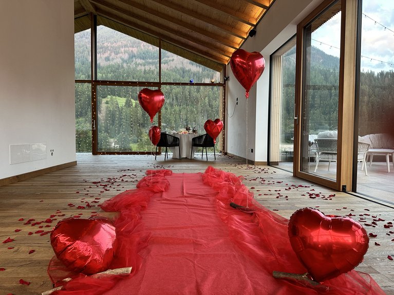 Hotel Latemar con vista sulle Dolomiti Percorso romantico con palloncini a cuore e petali di rosa in una stanza con vista montagna