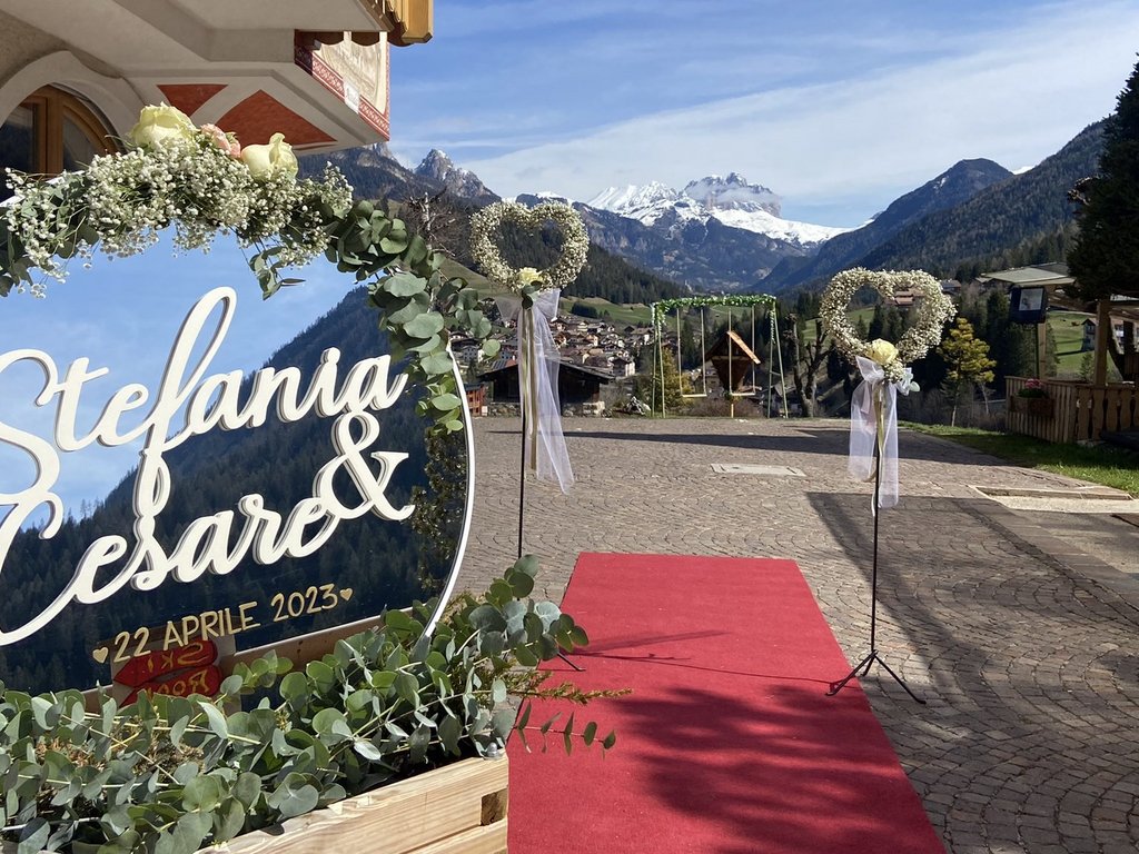 Dalla webcam il Latemar è bello, ma dal vivo è un sogno! Allestimento matrimonio con cuore e segno con nomi Stefania e Cesare in montagna