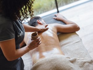 Hotel am See im Trentino Entspannende Rückenmassage bei einem Mann im Wellnesscenter