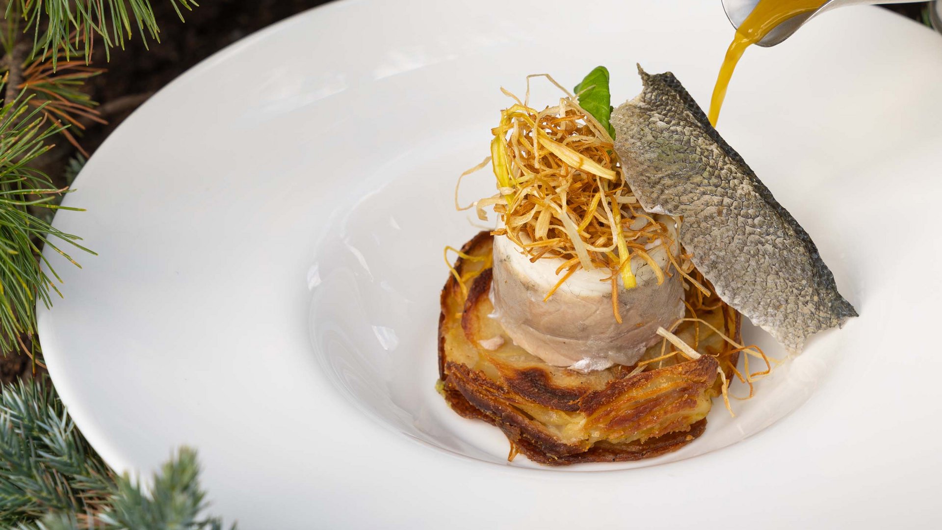 Gourmetrestaurant im Val di Fassa: das Mirage Feines Gericht mit Fisch, knuspriger Haut und dazu Sauce