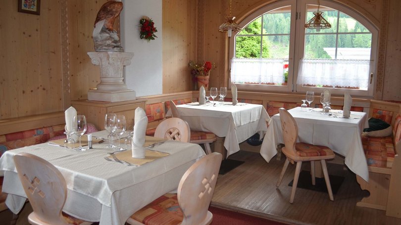 Moena, alberghi da sogno, panorama? C’è l’Hotel Latemar! Sala da pranzo rustica con tavoli apparecchiati e vista sulla foresta