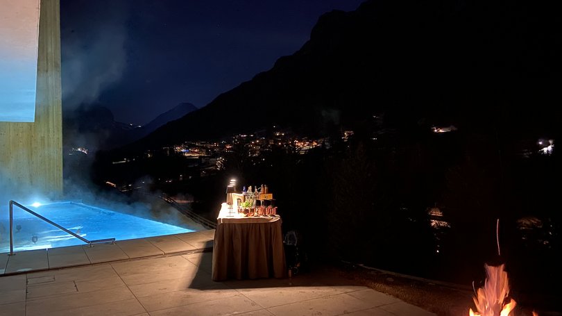 Escursioni da Moena e molto altro: il nostro programma Piscina riscaldata esterna con tavolo bar illuminato e falò di notte in montagna