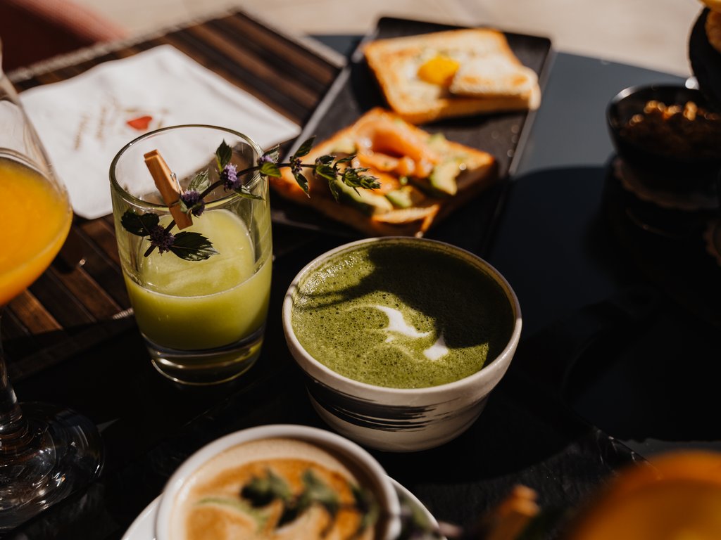 Soraga bei Südtirol im Trentino Frühstück mit Kaffee, grünem Tee, Säften und Toast mit Avocado und Lachs.