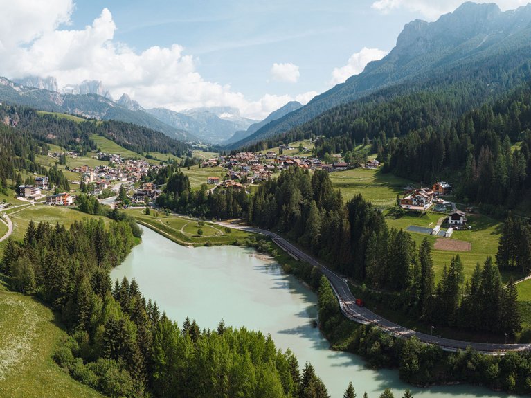 Hotel Latemar mit Dolomitenblick Alpenlandschaft mit See, Wald und Dorf zwischen Bergen