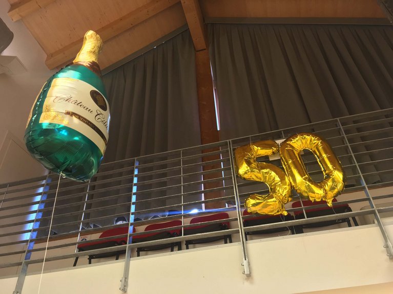 Dalla webcam il Latemar è bello, ma dal vivo è un sogno! Palloncini dorati a forma di numero 50 e pallone a forma di bottiglia di champagne