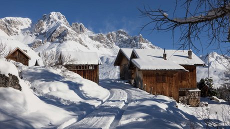 Meteo, Moena, Soraga, Latemar: tutto nella nostra gallery Case in legno coperte di neve ai piedi di montagne innevate