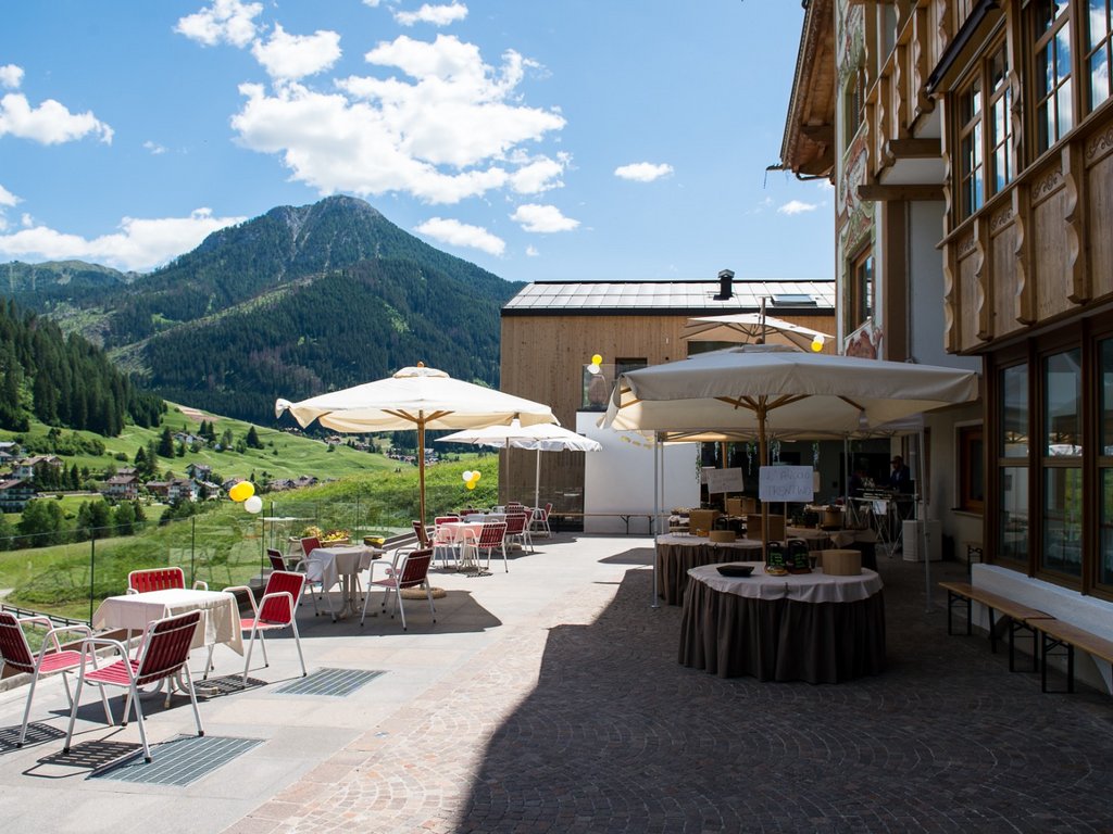 Dalla webcam il Latemar è bello, ma dal vivo è un sogno! Terrazza con tavoli e ombrelloni con vista sulle montagne