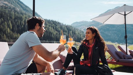 Picture gallery Couple toasting with cocktails outdoors in the mountains