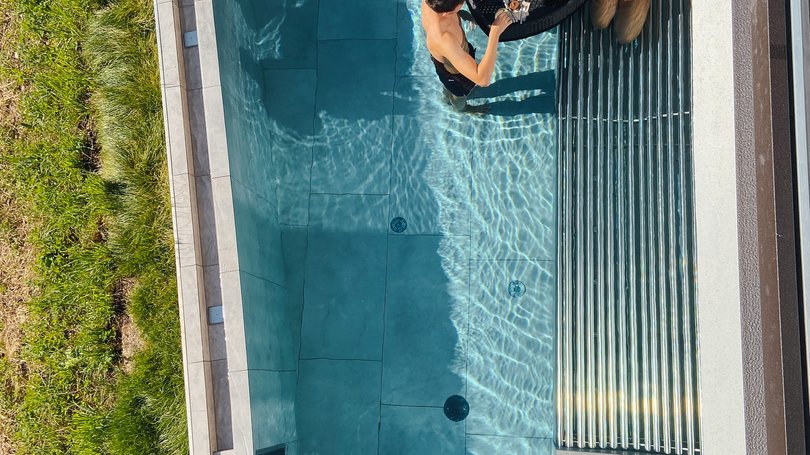 A Soraga il meteo è sempre ottimo per un Day Spa! Persone in piscina con cibo su vassoi galleggianti