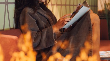Meteo, Moena, Soraga, Latemar: tutto nella nostra gallery Donna in accappatoio che legge un libro vicino al camino acceso