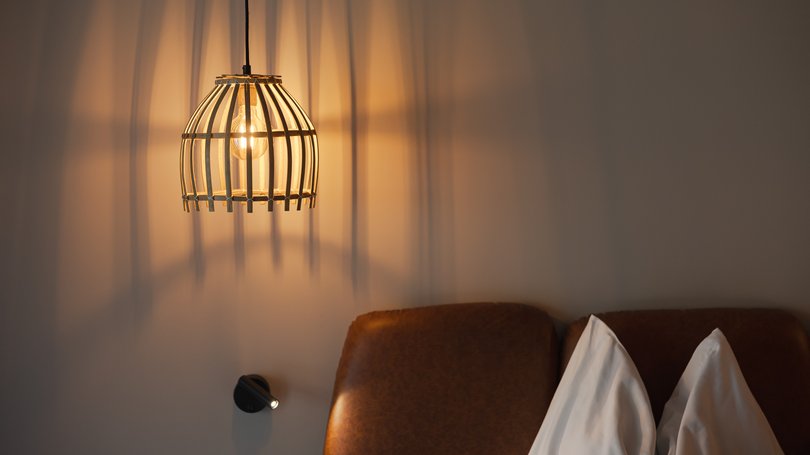 Moena: Unterkunft für Ihren Traumurlaub. Hotel Latemar! Hängelampe über Bettkopfteil mit weißen Kissen