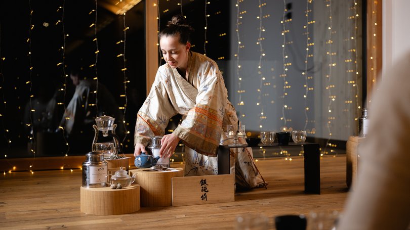 Val di Fassa: wandern, biken, erleben Frau im Kimono bereitet traditionelle japanische Teezeremonie vor