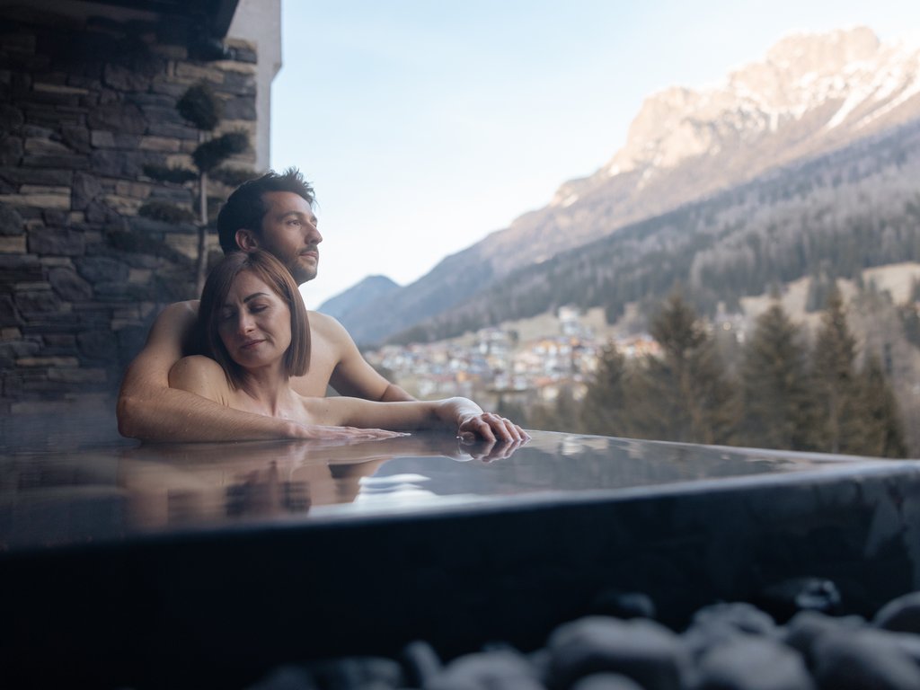 Urlaub im Fassatal: Erholung pur Entspanntes Paar im Whirlpool mit Bergblick
