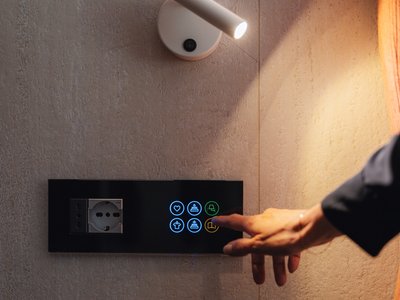 Barrierefreies Hotel im Val di Fassa: das Latemar Leselampe und Touch-Steuerfeld mit beleuchteten Tasten