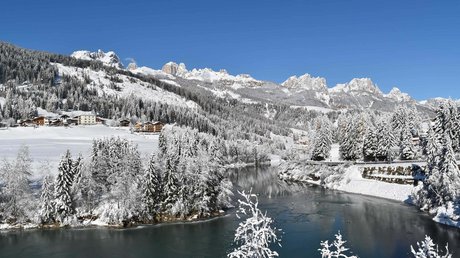 Meteo, Moena, Soraga, Latemar: tutto nella nostra gallery Paesaggio innevato con fiume e montagne sotto cielo azzurro limpido