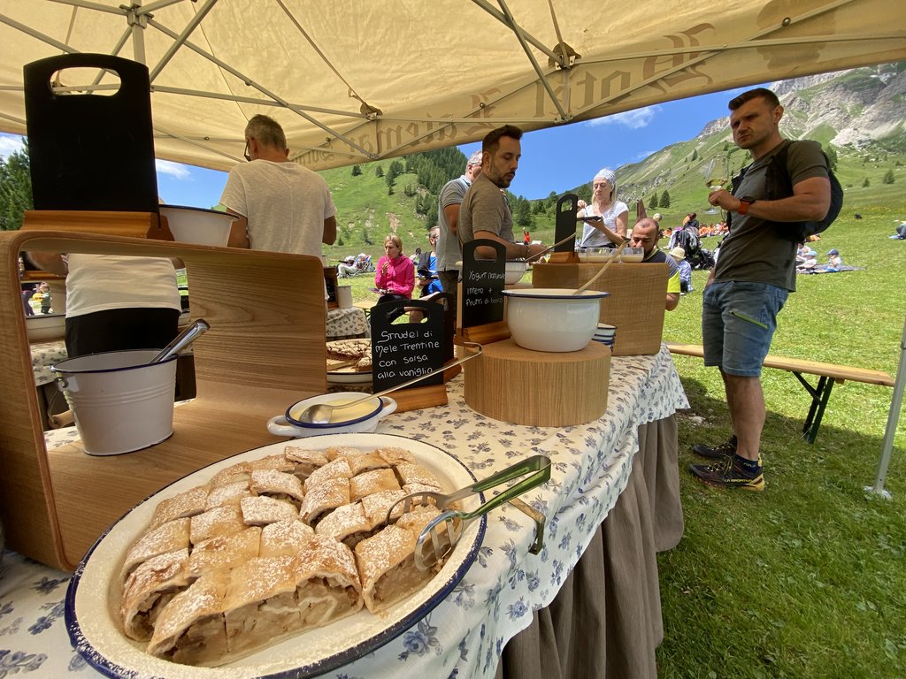 Per buongustai: l’hotel ideale vicino a Moena Strudel di mele trentino servito all'aperto in montagna sotto una tenda
