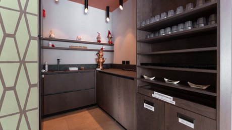 Meteo, Moena, Soraga, Latemar: tutto nella nostra gallery Angolo cucina moderno con scaffali, bicchieri e lampade a soffitto