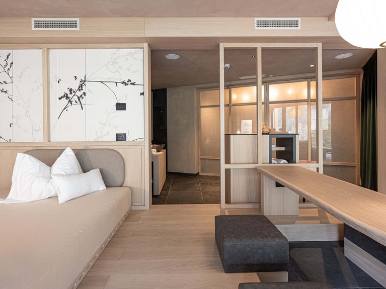 Urlaub im Fassatal: Erholung pur Modernes Wohnzimmer mit Sofa, Holztisch und Trennwand