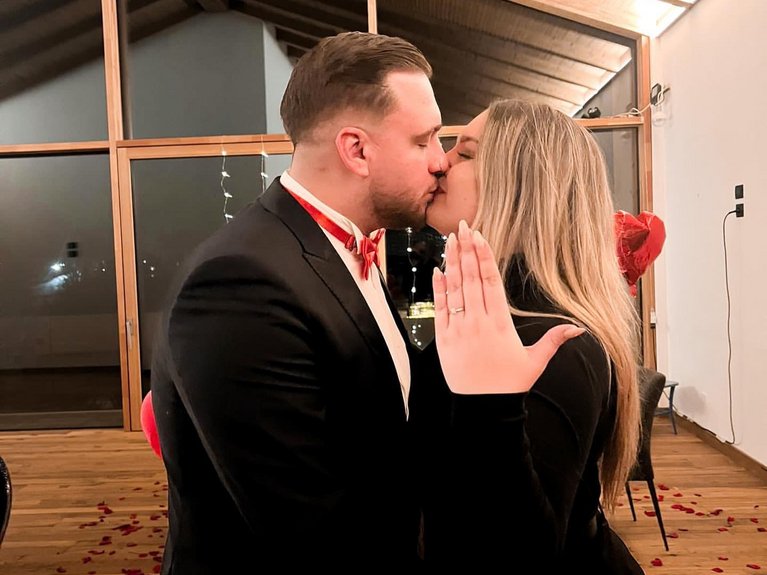 Sulla pista ciclabile, da Moena alla vostra oasi romantica Coppia che si bacia con anello di fidanzamento e decorazioni romantiche