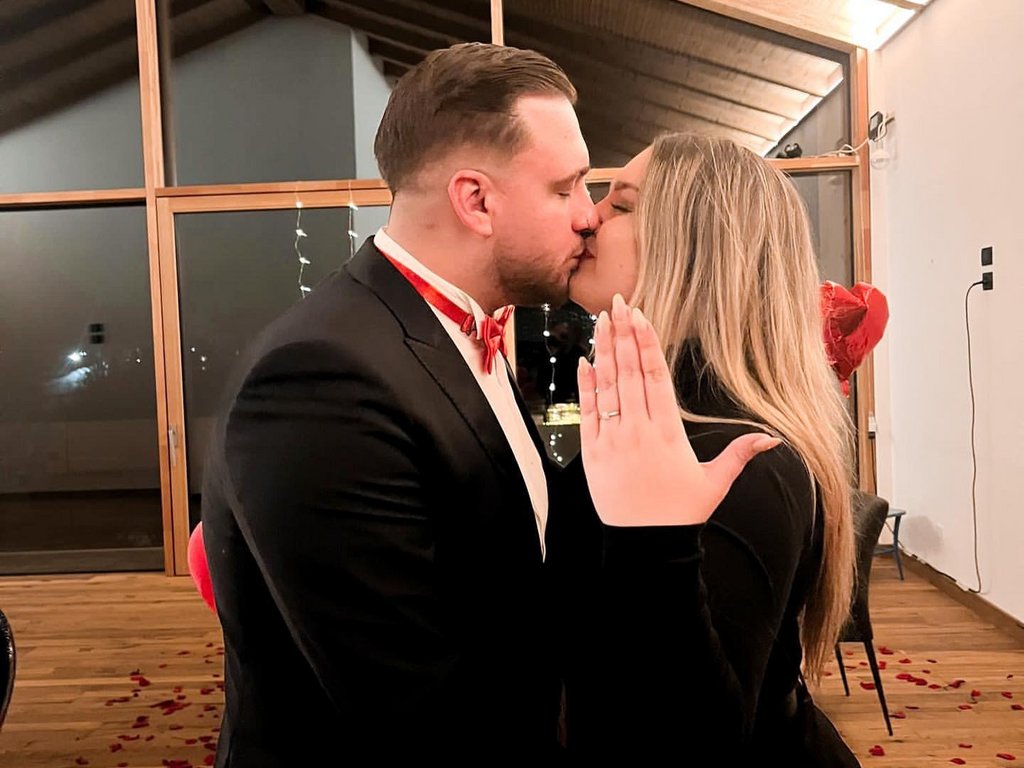 Dalla webcam il Latemar è bello, ma dal vivo è un sogno! Coppia che si bacia con anello di fidanzamento e decorazioni romantiche