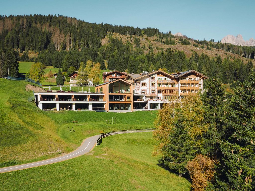 Soraga di Fassa: Urlaub in und mit der Natur Alpenhotel umgeben von grünen Wiesen und Wäldern in den Bergen